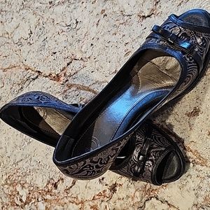 Nurture black/gray heels